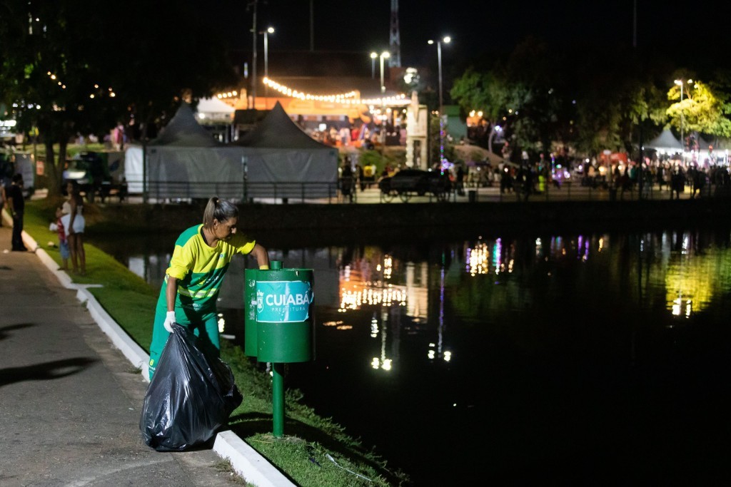 Cuiabá reforça limpeza noturna trabalhadores em ruas, avenidas e praças