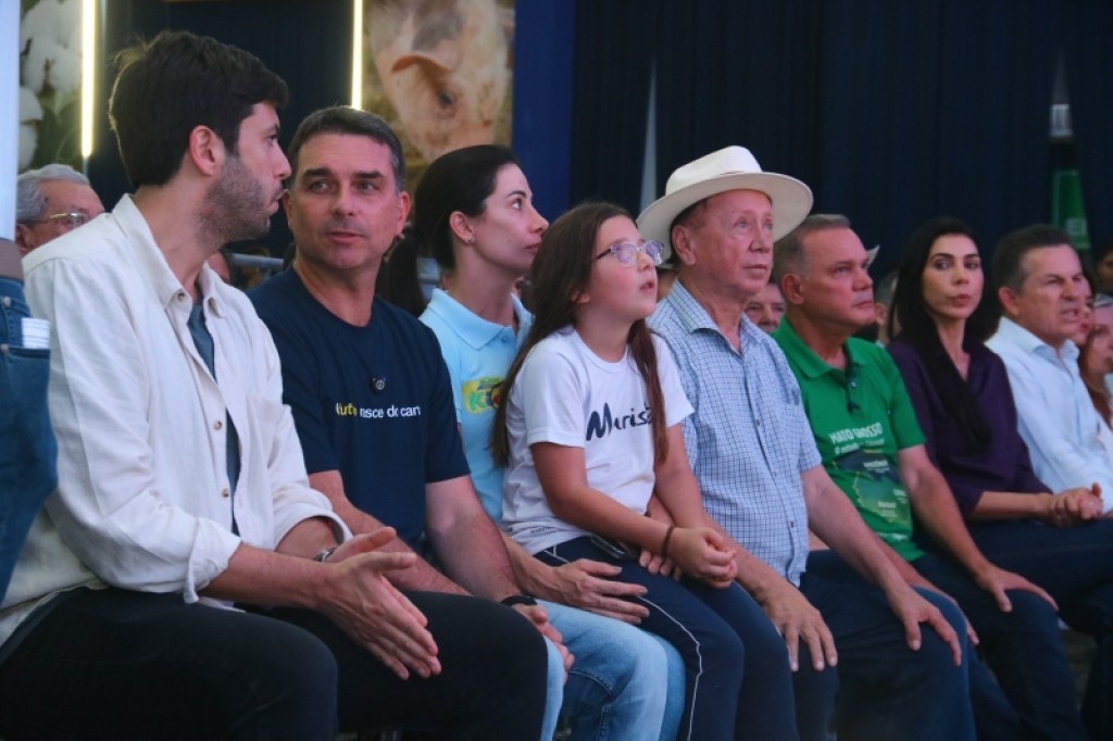 Prefeito Roberto Dorner recebe autoridades regionais e nacionais na Norte Show
