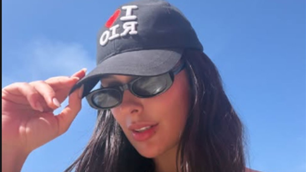 Ex-BBB Larissa Santos curte dia em praia no Leblon e posa de biquíni: ‘Solzinho!’