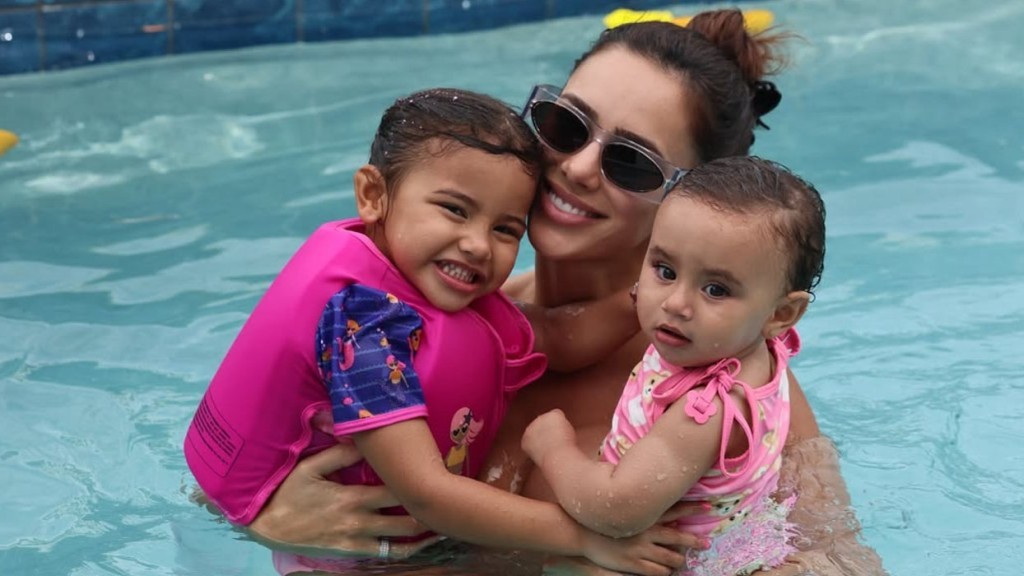 Biancardi curte dia de piscina com as filhas enquanto acompanha Neymar na Copa