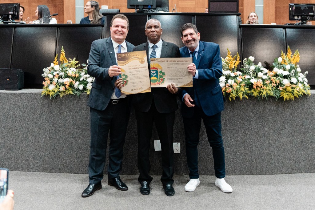 Presidente Max Russi homenageia servidores públicos da ALMT