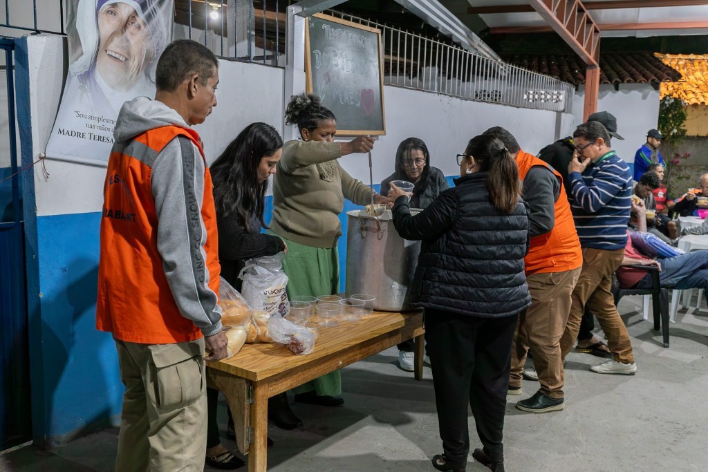 Prefeitura de Cuiabá faz distribuição de sopa e cobertores para pessoas em situação de rua