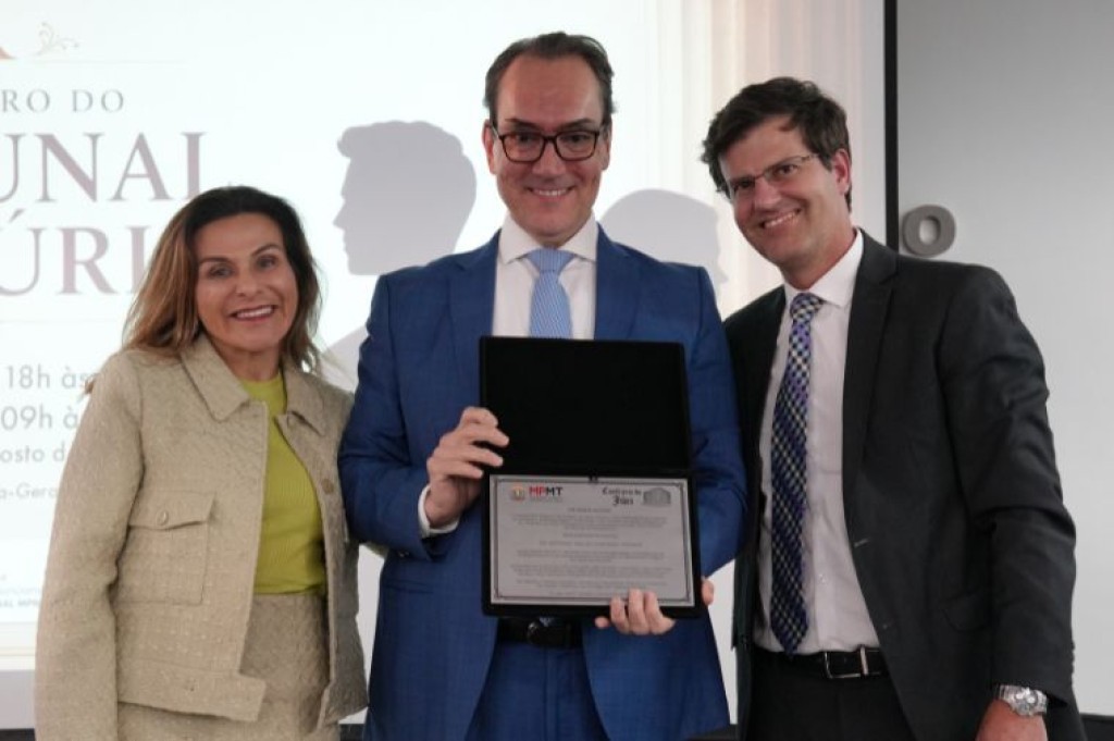 Procurador do MPMT é homenageado por quase 30 anos dedicados ao Júri
