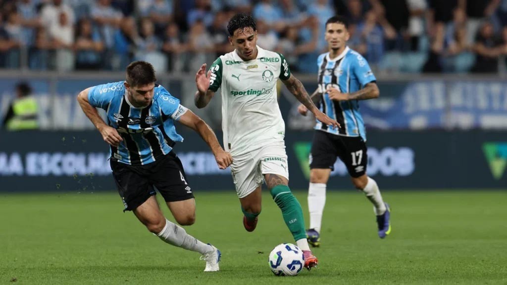 Grêmio vira sobre o Palmeiras em confronto eletrizante