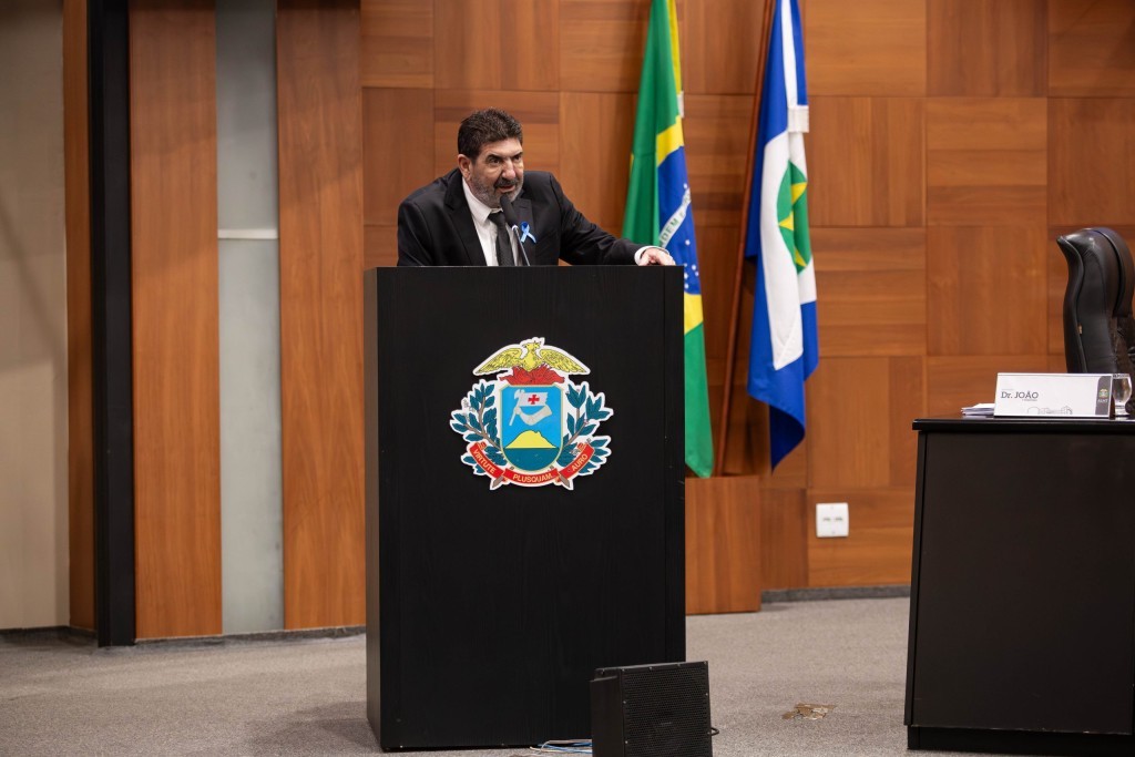 Dr. João pede instalação de detectores de metal nas escolas da rede estadual