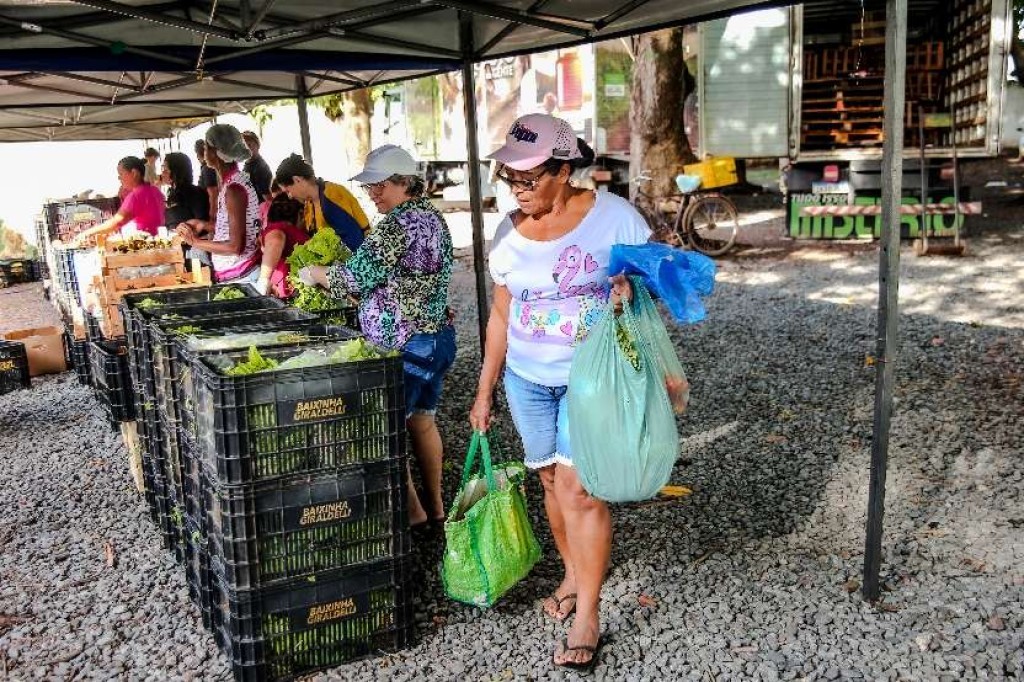 Botelho visita projeto solidário no Pedra 90 e sinaliza apoio para ampliação da iniciativa