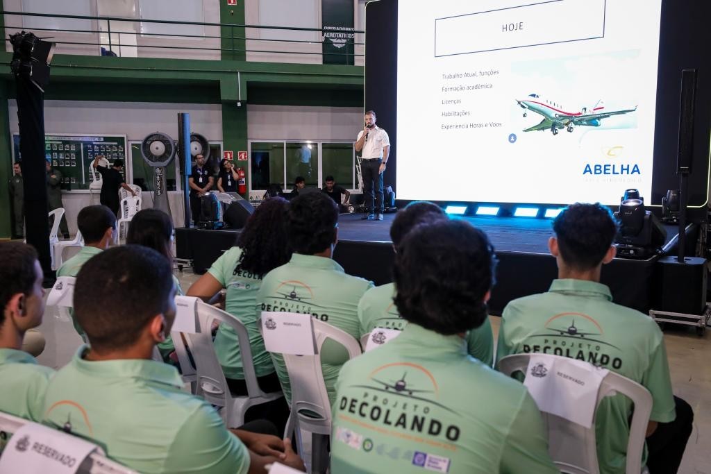Estudantes da rede pública concluem curso teórico e avançam para banca da Anac