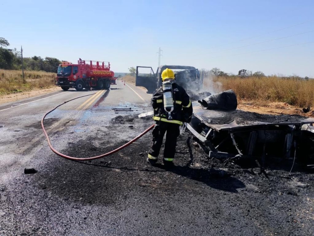 Corpo de Bombeiros combate incêndio em caminhão carregado com óleo