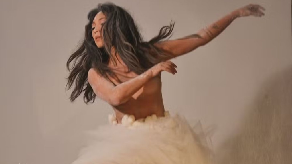Danni Suzuki faz ensaio artístico ousado e compartilha com fãs: ‘Nostalgia da dança’