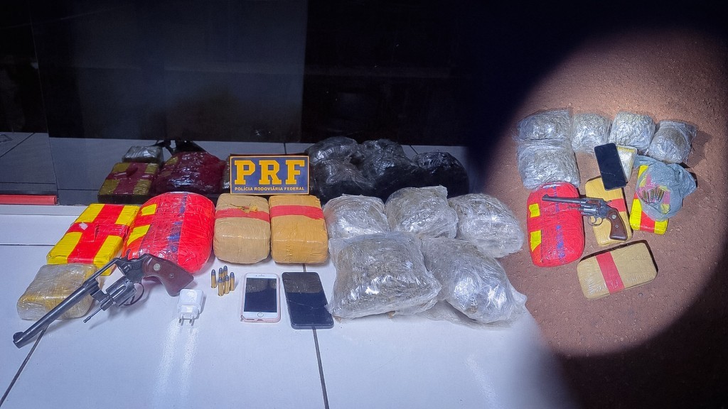 PRF apreende drogas e arma de fogo durante fiscalização a ônibus na BR-174 em Pontes e Lacerda (MT)