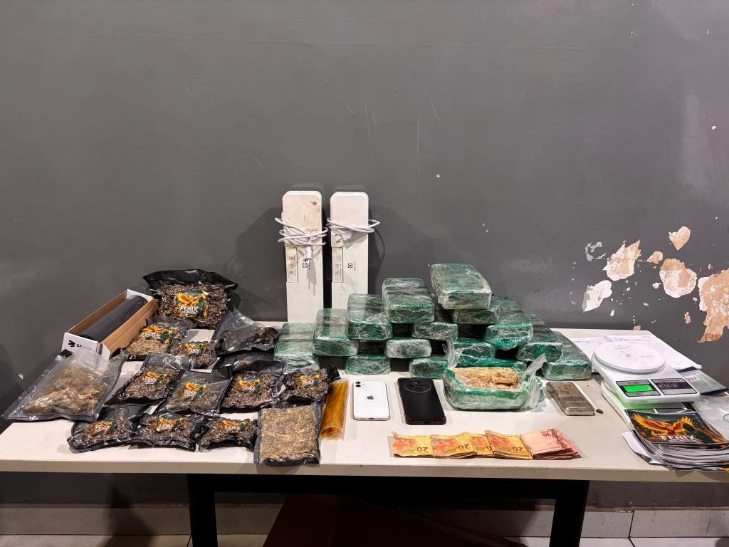 Polícia Militar prende dupla com 15 tabletes de pasta base e comprimidos de ecstasy