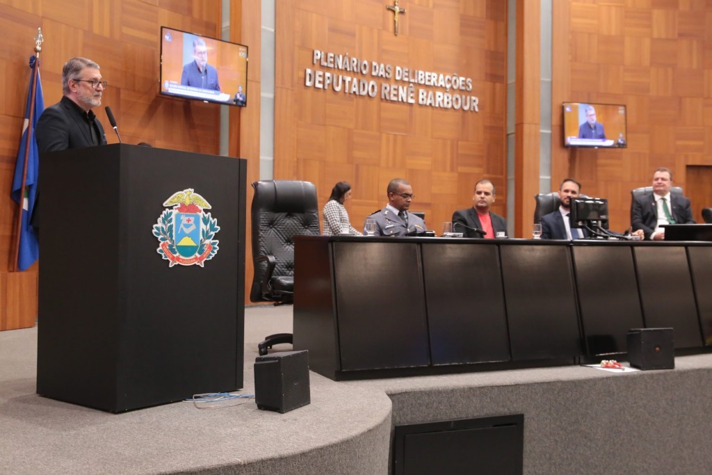 ALMT reconhece contribuição de personalidades de diversas áreas