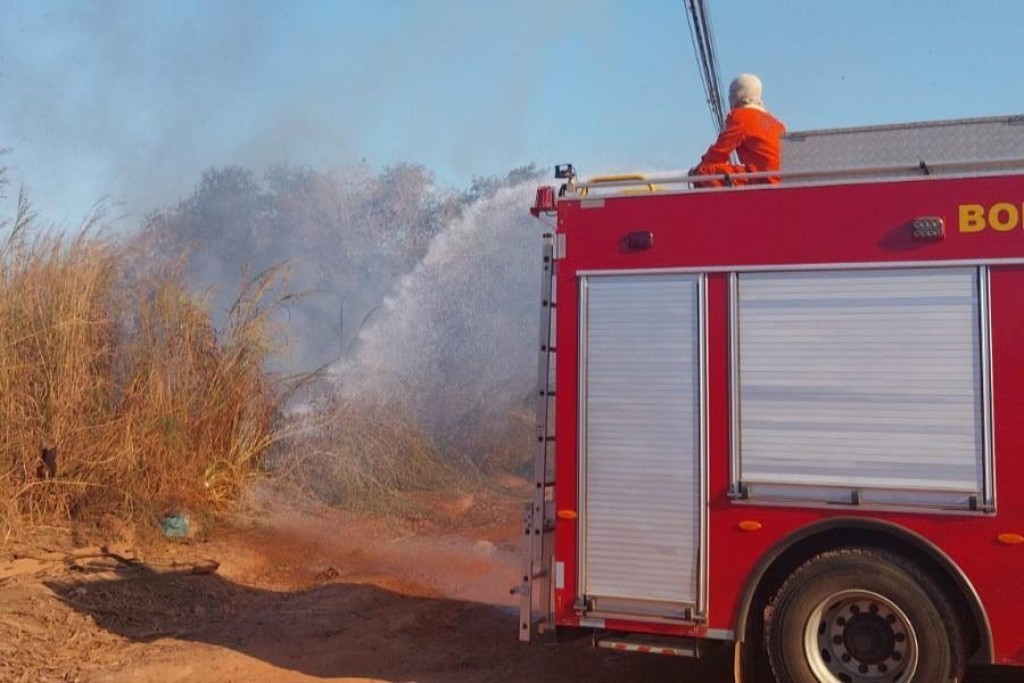 Corpo de Bombeiros combate incêndio em terreno urbano em Confresa