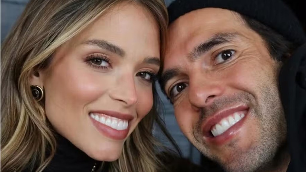 Carol Leite curte dia com a família e preserva rosto das filhas em fotos