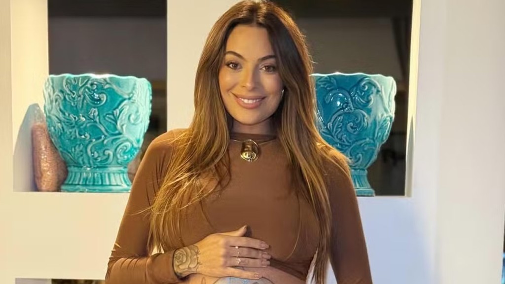 Monique Amin celebra reta final da gravidez com pintura especial na barriga: ‘Demais’