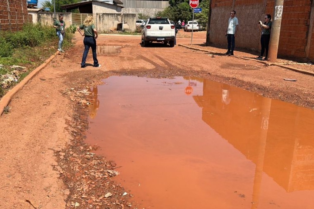 Moradores relatam falta de água e problemas no asfalto