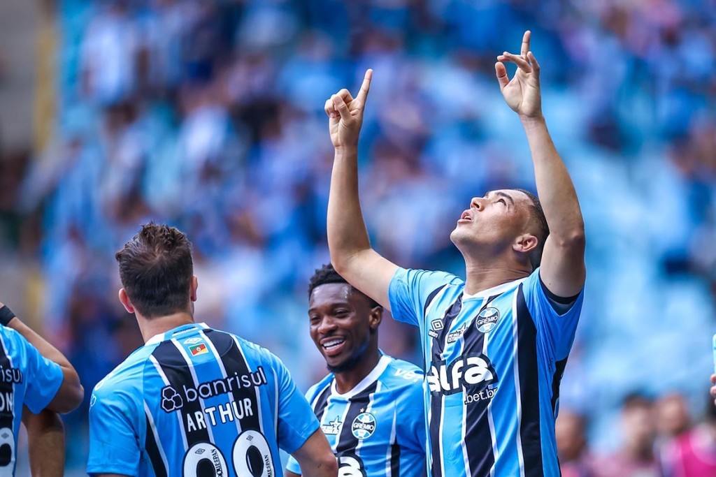 Grêmio brilha em casa com hat-trick de Carlos Vinícius e sonha com a Libertadores