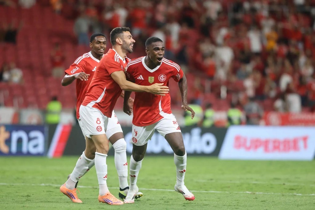 Internacional vence Inter de Santa Maria e mantém liderança no Gauchão