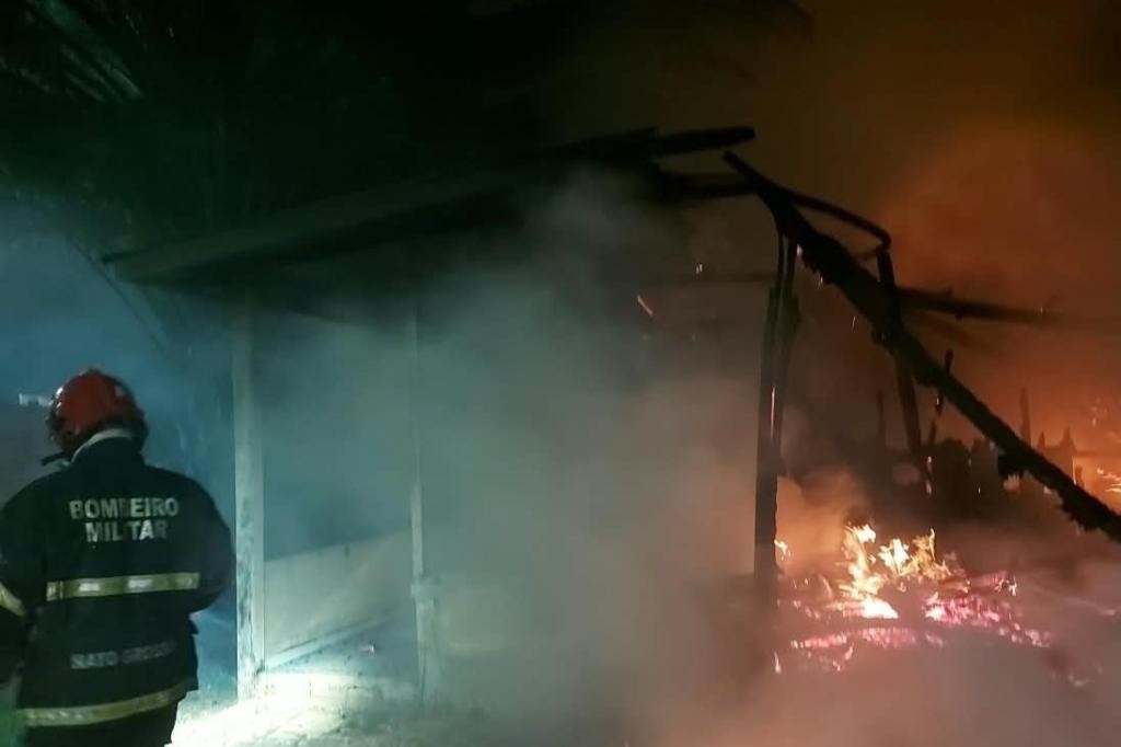 Corpo de Bombeiros extingue incêndio em uma residência em Colniza