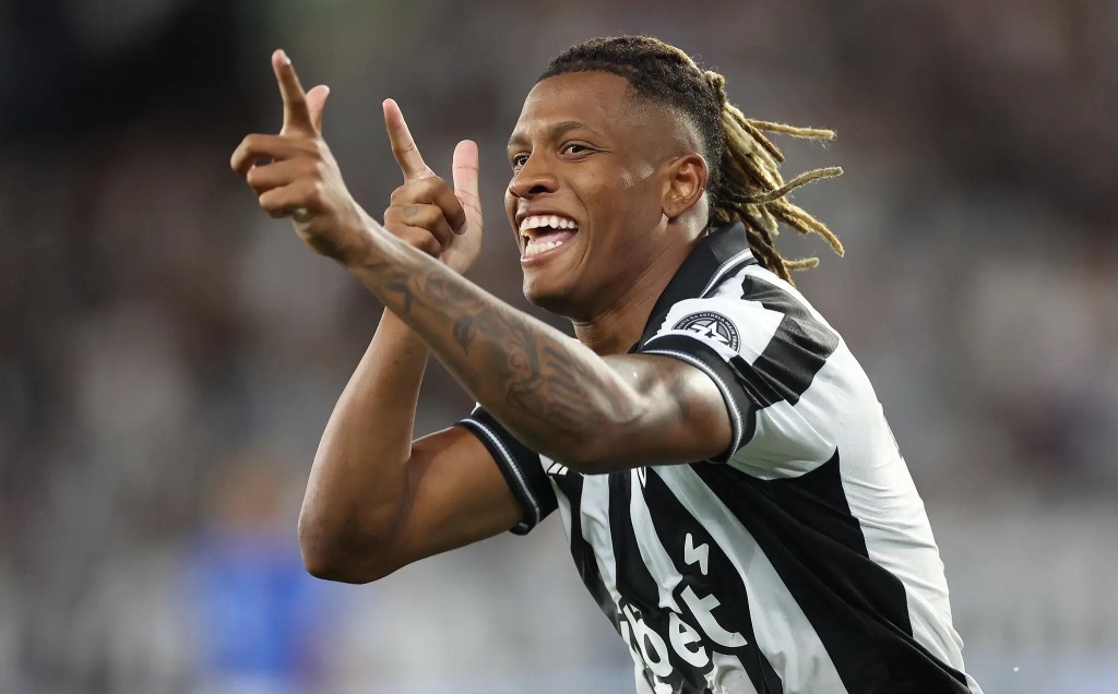 Botafogo goleia o Cruzeiro na estreia do Brasileirão e assume liderança