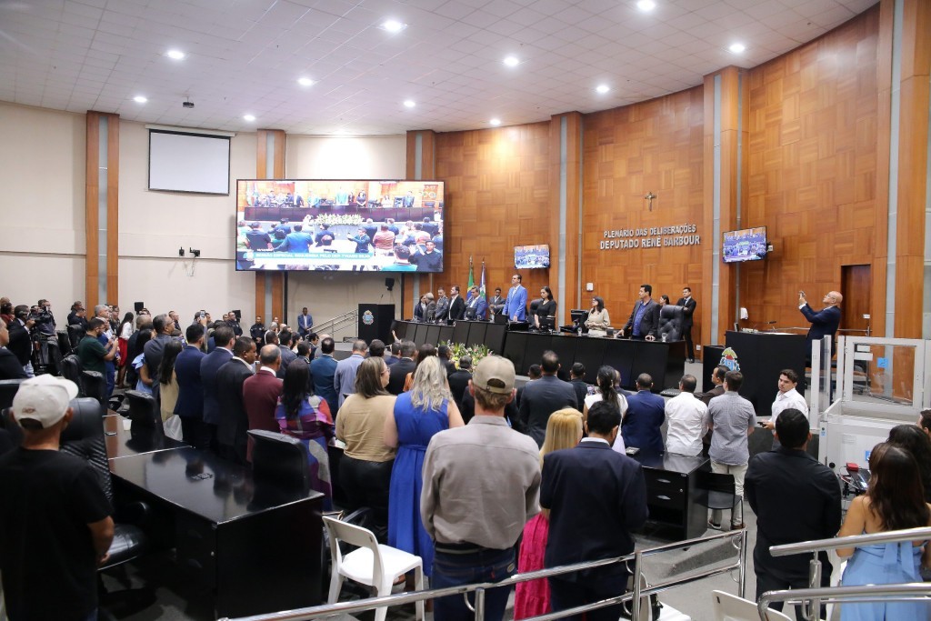 Sessão especial da ALMT homenageia personalidades com atuação em diversos segmentos com comendas e honrarias