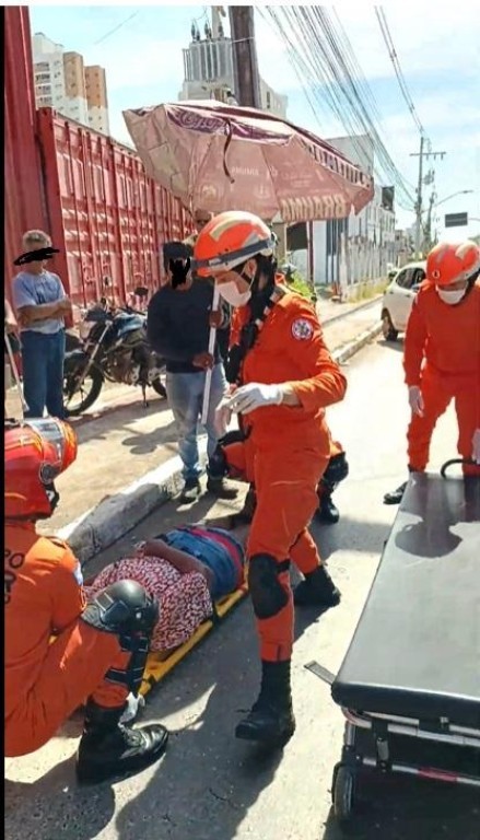 Bombeiros socorrem duas vítimas após acidente entre motocicleta e bicicleta em Cáceres