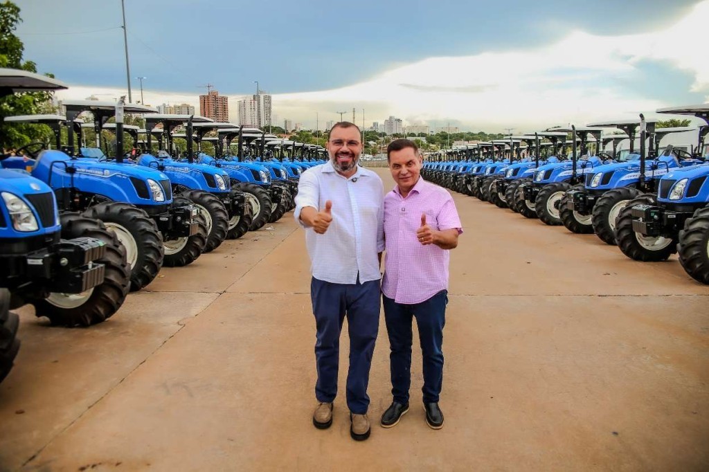 Empaer entrega tratores para fortalece agricultura familiar