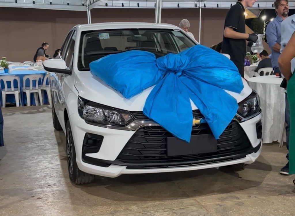 Prefeito Paulistinha homenageia professores com carro zero em Peixoto de Azevedo