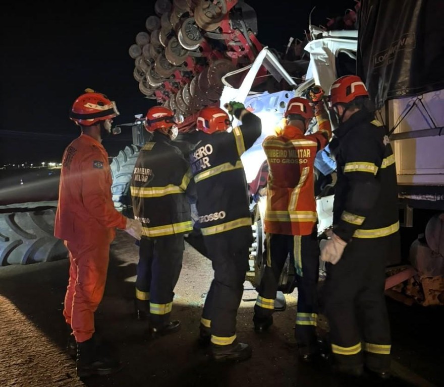 Bombeiros desencarceram corpos de duas vítimas de grave acidente na BR-158