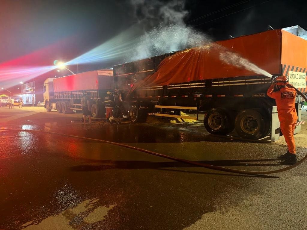 Corpo de Bombeiros combate incêndio em carreta carregada com milho