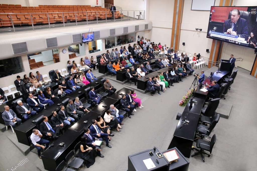 Sessão especial congratula 68 personalidades de Mato Grosso