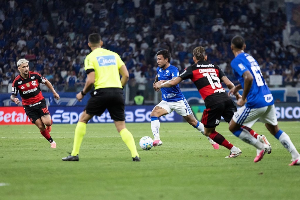 Cruzeiro vira sobre o Flamengo no Mineirão e impede Rubro-Negro de assumir a liderança