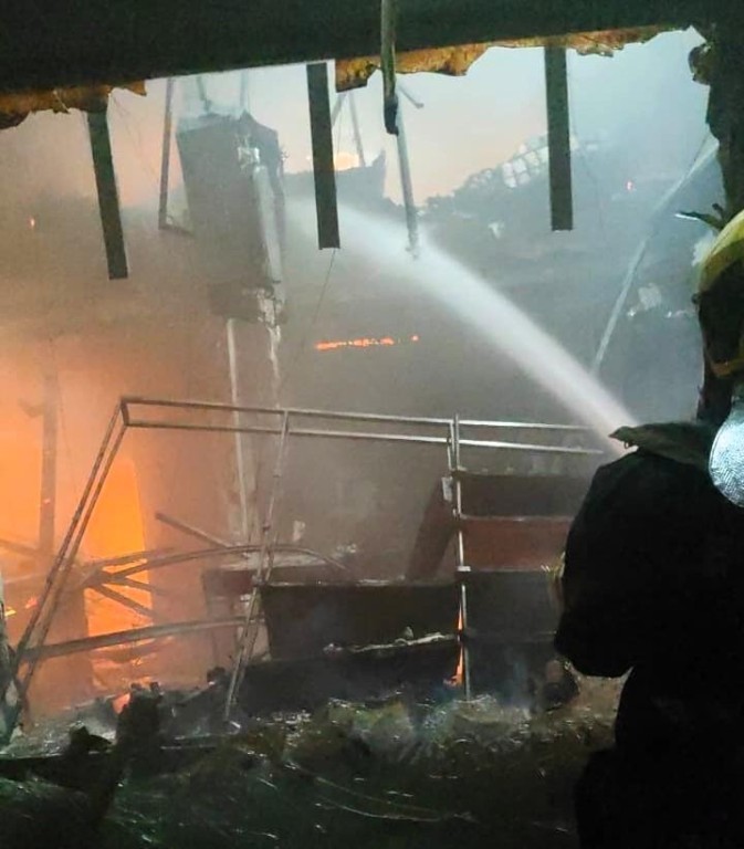 Corpo de Bombeiros age rápido e combate incêndio em loja de shopping