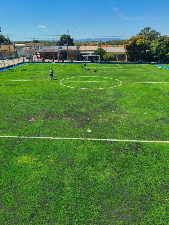Prefeitura vistoria campo com grama sintética no Três Barras e prevê entrega ainda em maio