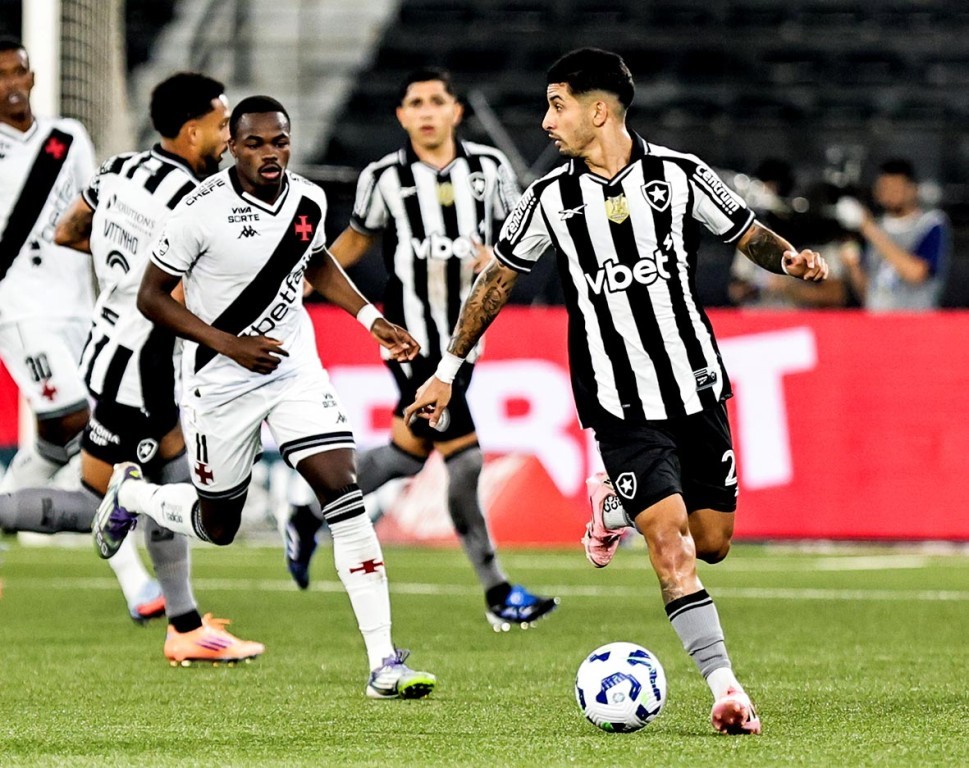 Botafogo goleia Vasco no clássico carioca e acende luta por vaga na Libertadores