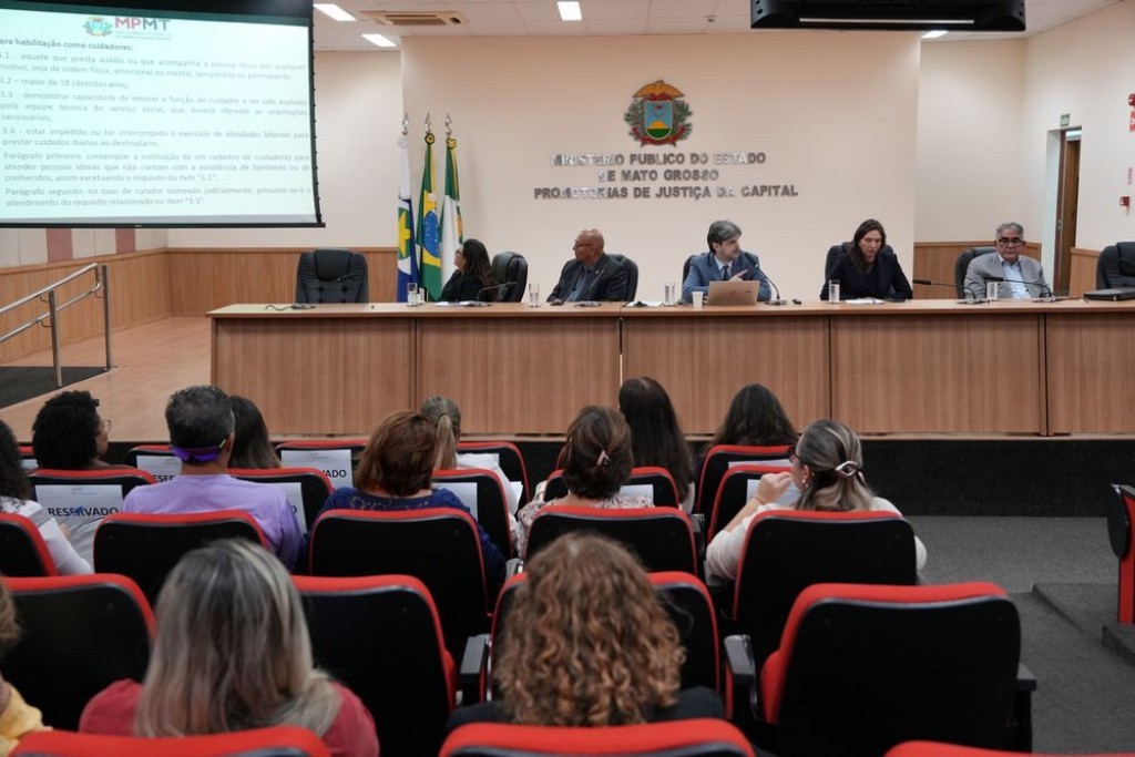 Falta de vagas e política de cuidadores para idosos são debatidas