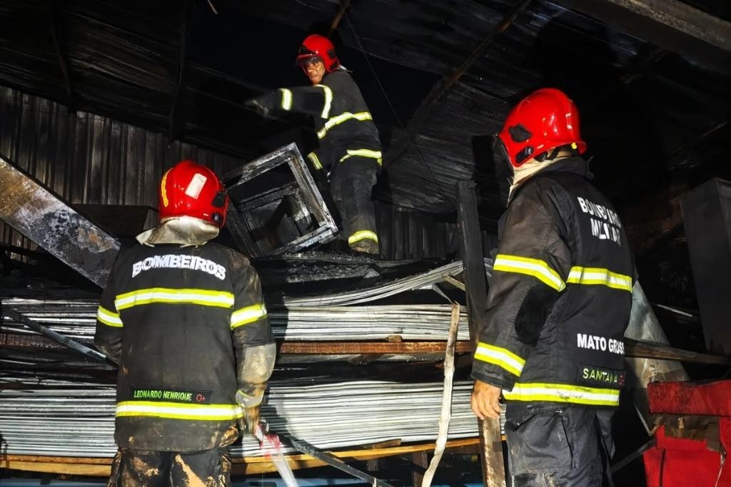 Bombeiros controlam incêndio em depósito comercial e evitam propagação do fogo