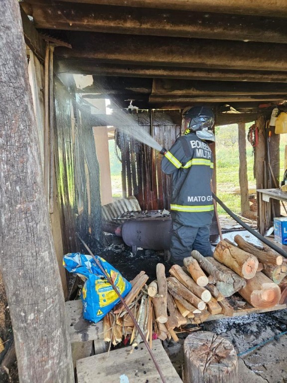 Bombeiros combatem incêndio em edificação de madeira em Água Boa