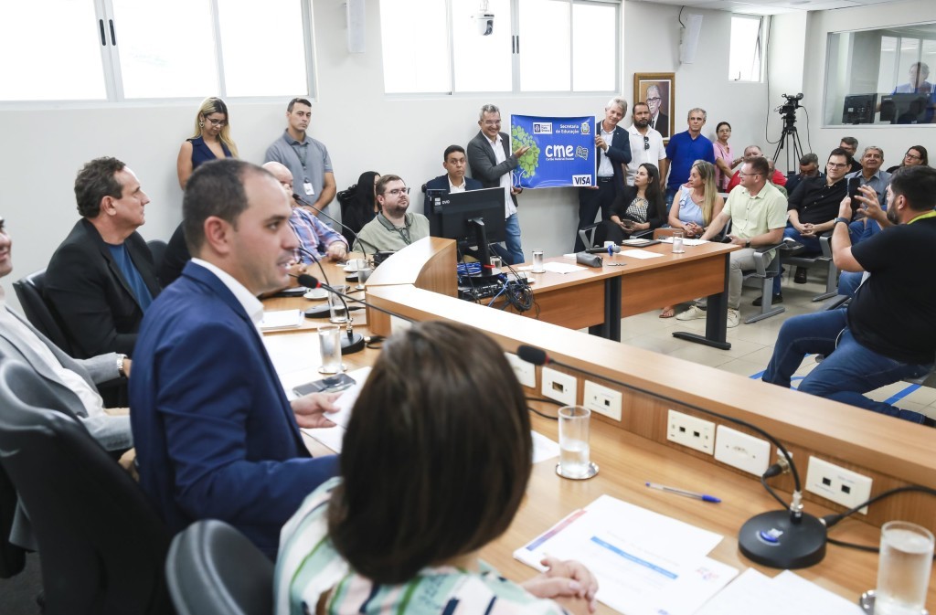 Frente Parlamentar discute novo modelo para compra de material escolar