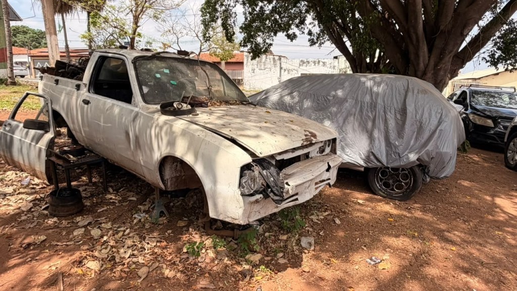 Prefeitura orienta comerciantes sobre retirada de veículos abandonados em Cuiabá