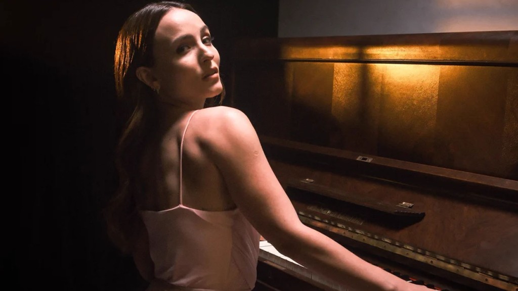 Larissa Manoela revela talento e aposta em acústica de ‘Baby, Now That I Found You’