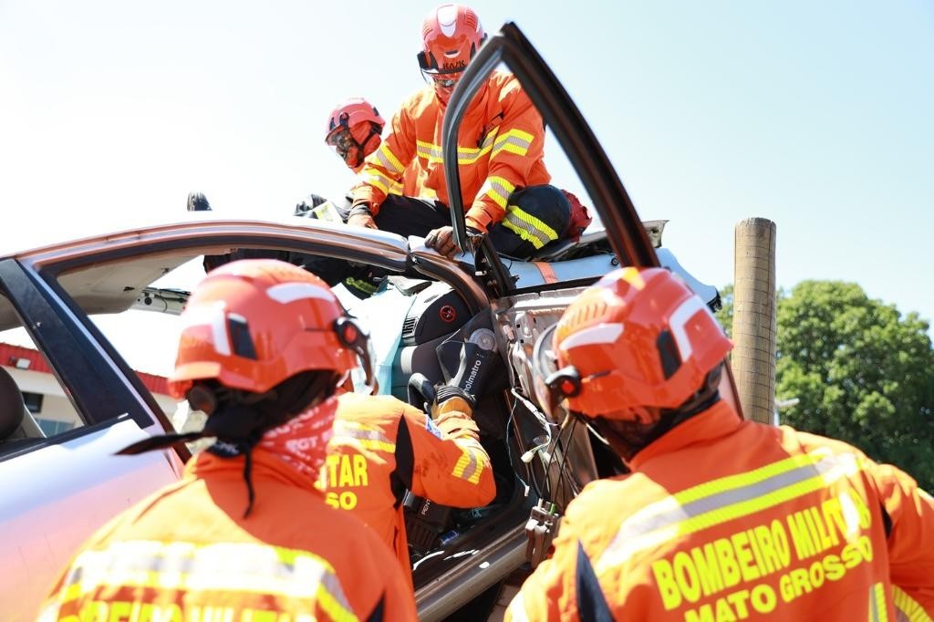 Bombeiros resgatam corpos presos às ferragens de veículo após grave acidente na MT-358