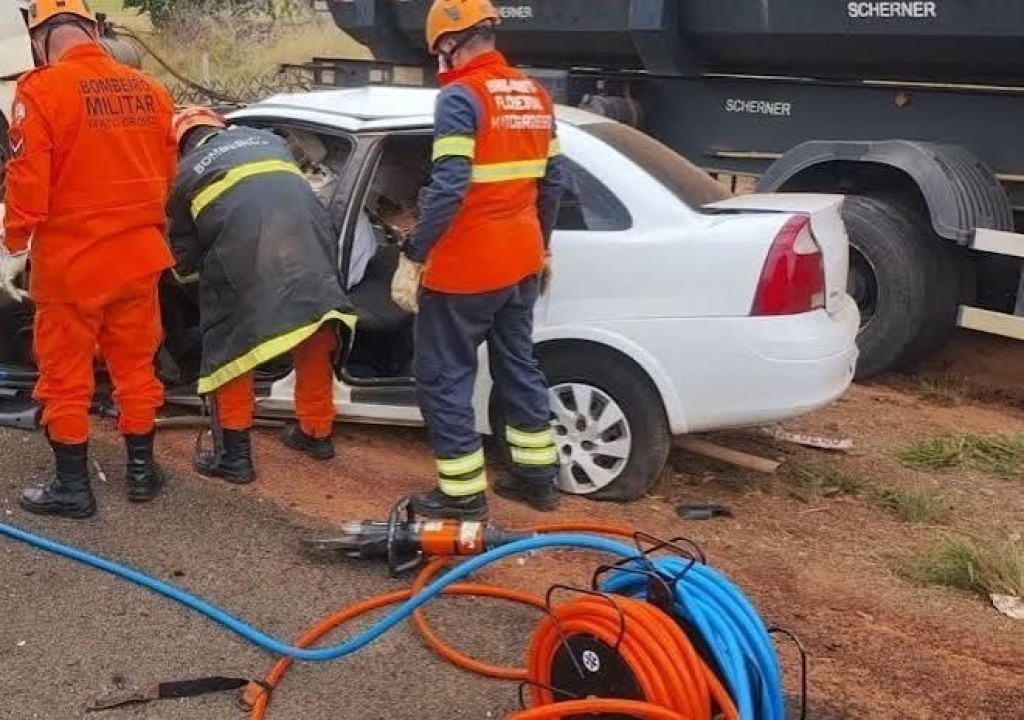 Bombeiros retiram corpos de duas vítimas presas às ferragens após colisão na MT-242