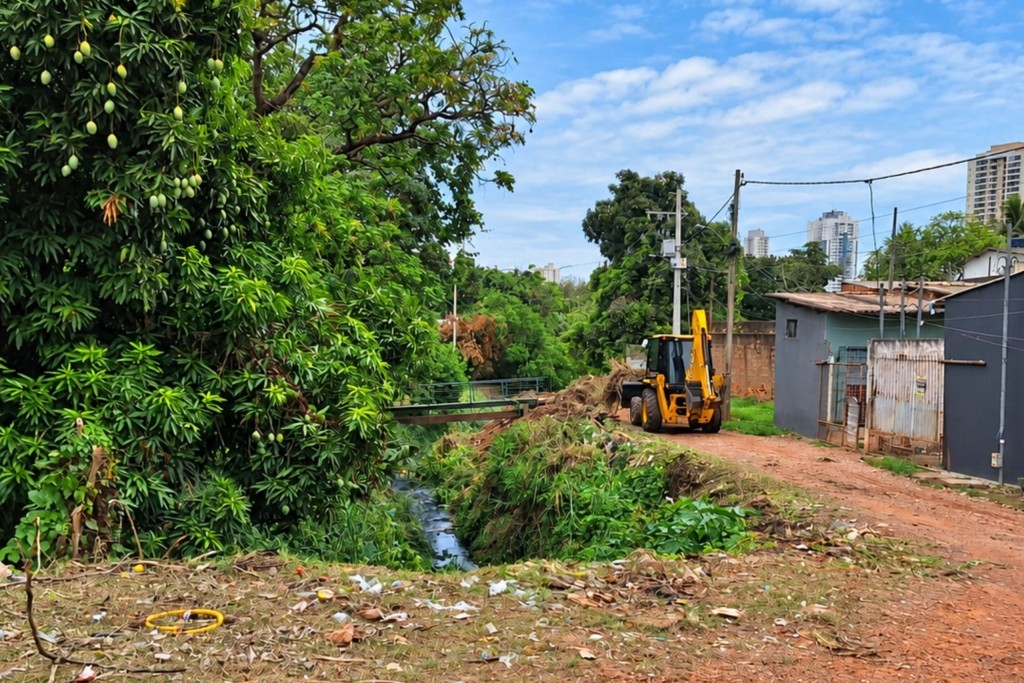 Prefeitura retira cerca de 20 caminhões de resíduos do Córrego Abacaxi, no Bela Vista