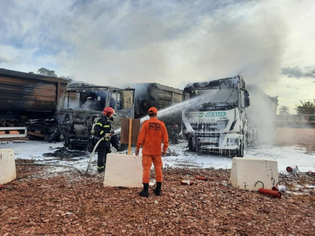 Corpo de Bombeiros combate incêndio em três carretas estacionadas em posto de combustível