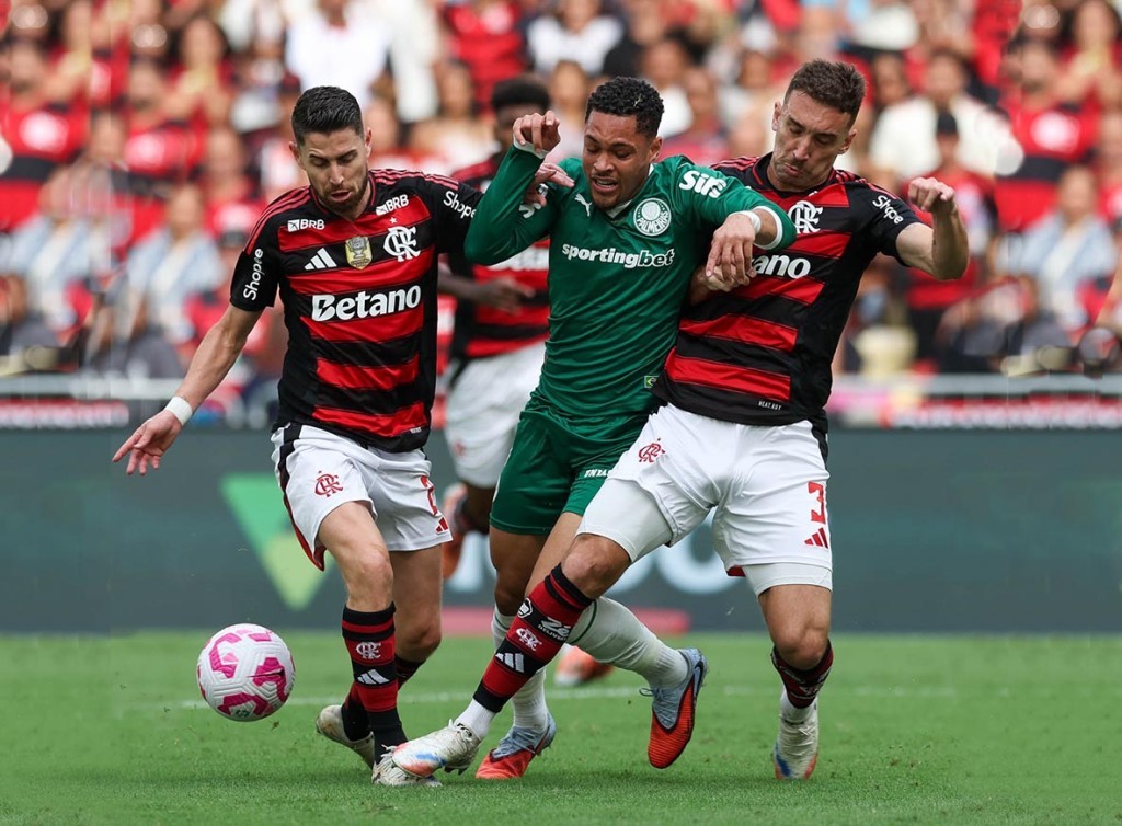 Flamengo vence Palmeiras e acirra disputa pelo Brasileirão