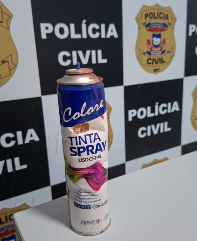Jovem é conduzido por pichar muro de prédio público com apologia à facção criminosa