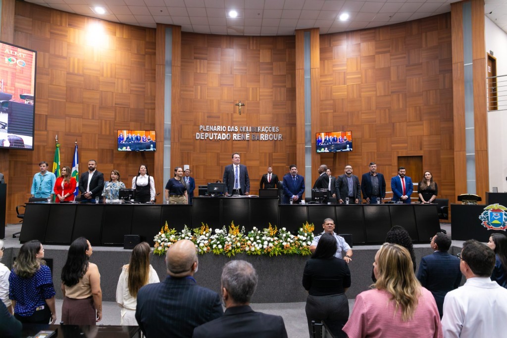 ALMT homenageia servidores do legislativo em sessão especial