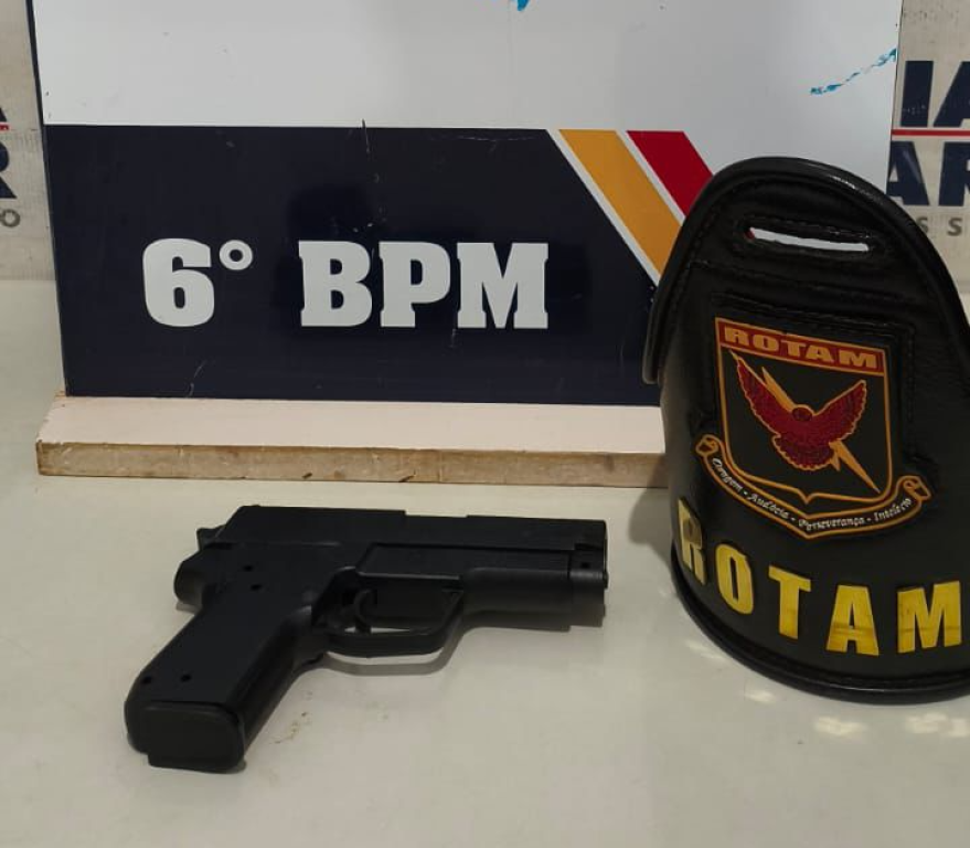 Rotam prende dupla com 12 passagens criminais e apreende simulacro de arma em Cáceres