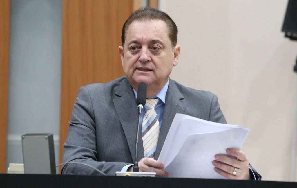 Sebastião Rezende pede esclarecimentos sobre demora para confecção de Carteira do Autista